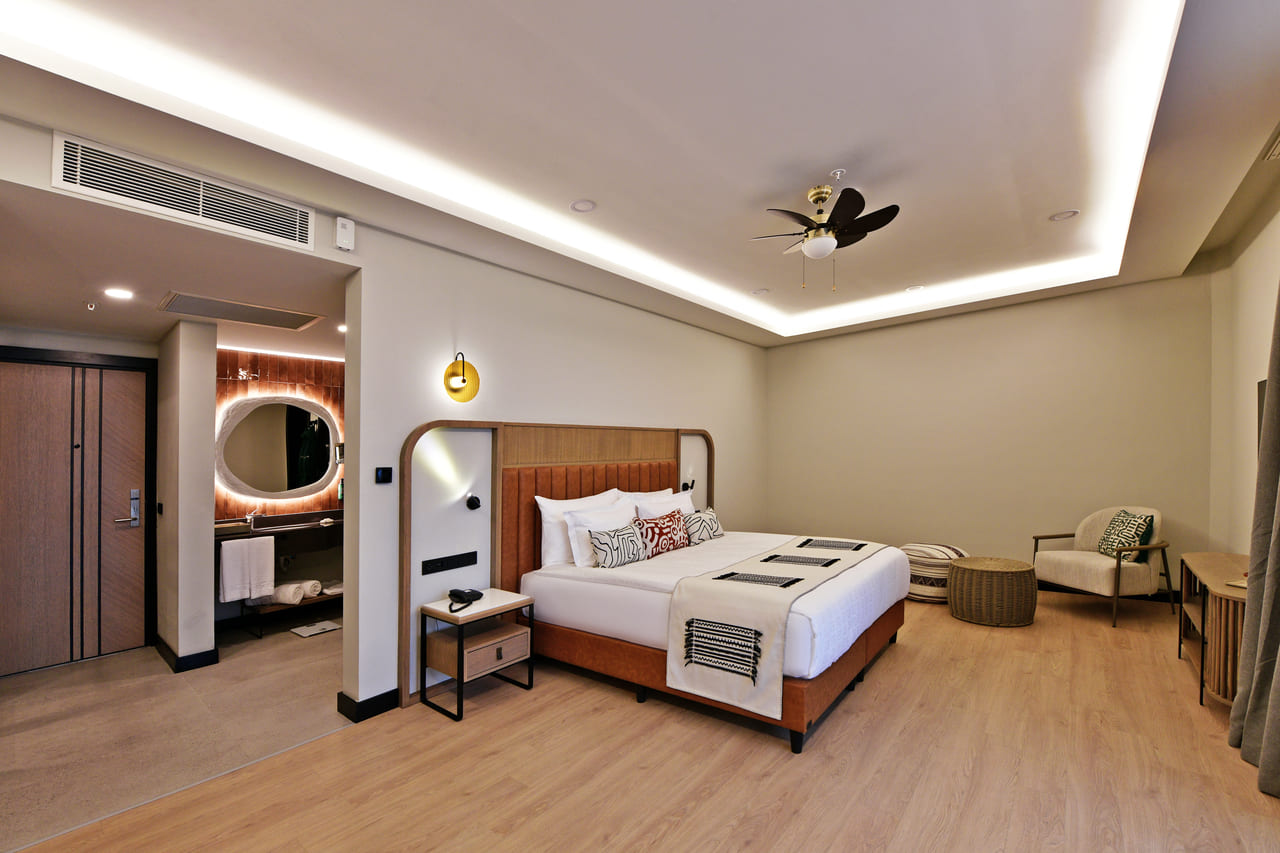 Corner-Suite-Swim-Up-Forest-View-(2)