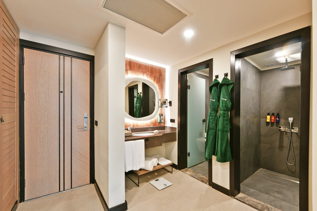 Corner-Suite-Swim-Up-Forest-View-(6)