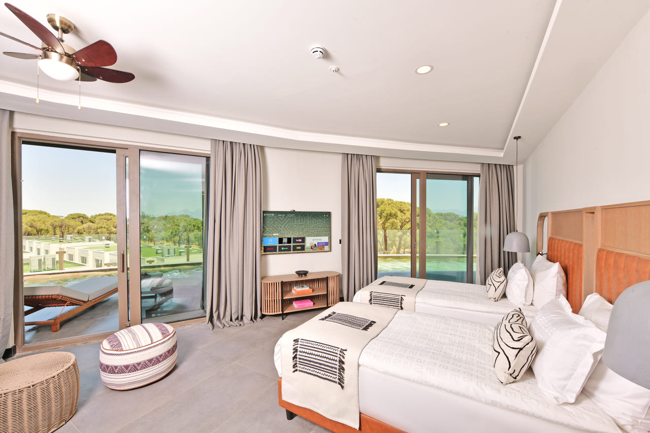 Corner-Suite-Swim-Up-Forest-View-(7)