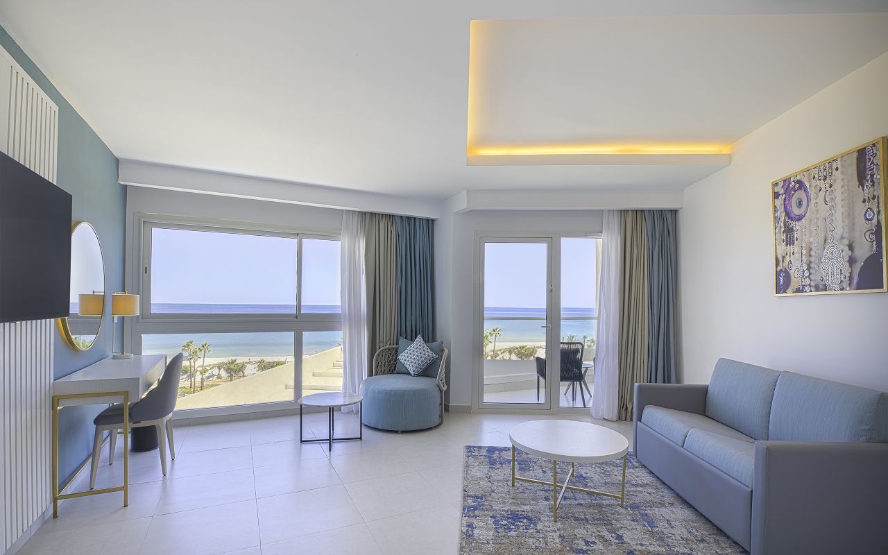 Deluxe One Bedroom Suite with Sea Front view 2