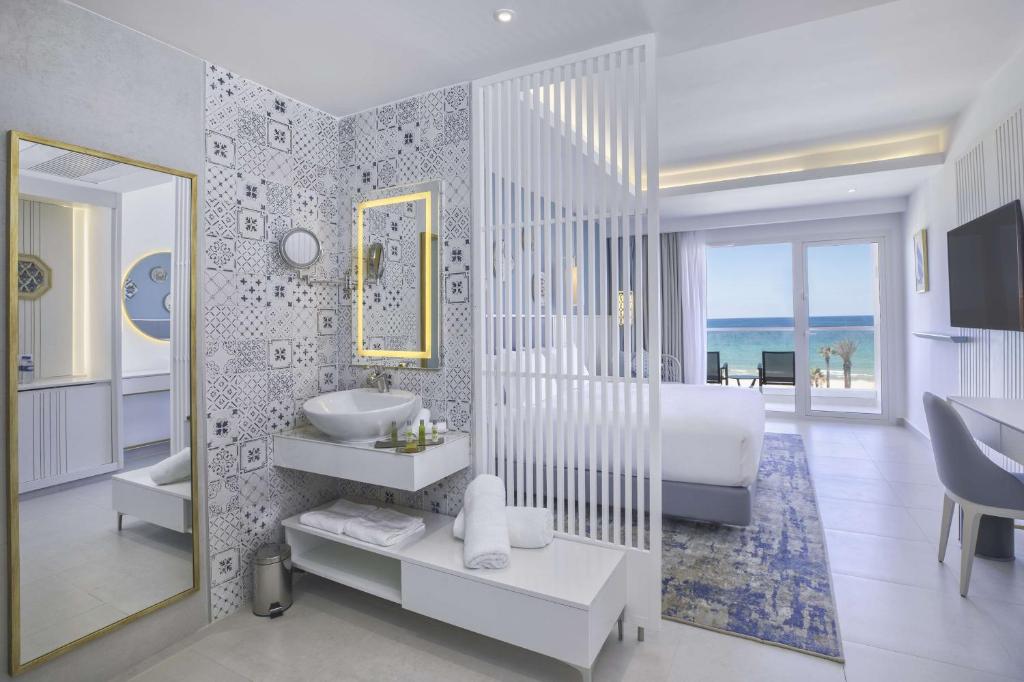 Deluxe Room Partial Sea View 2