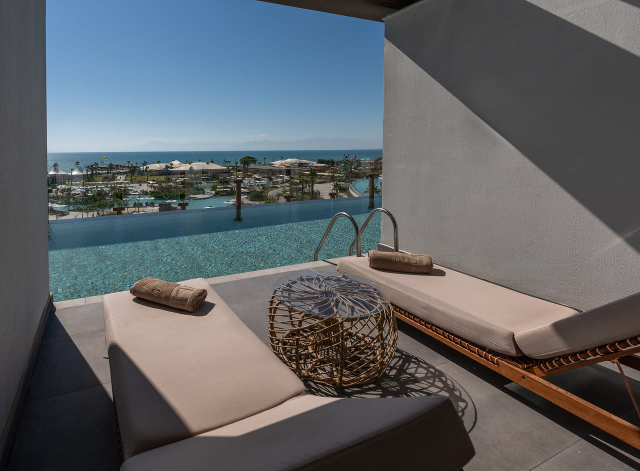 Deluxe-Swim-Up-Sea-View-(6)-(1)