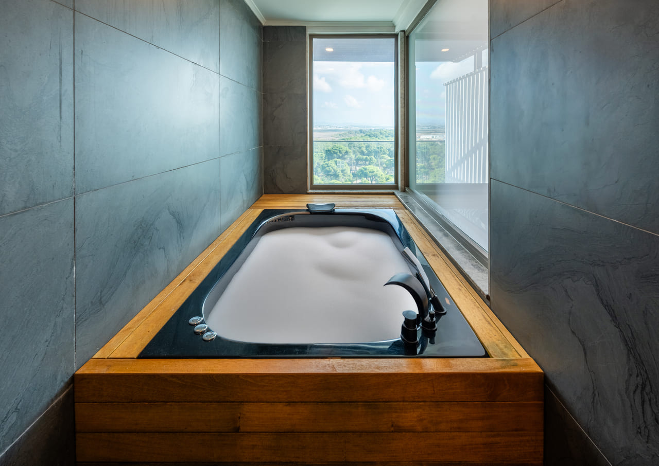 Superior-Jacuzzi-Forest-View-(5)