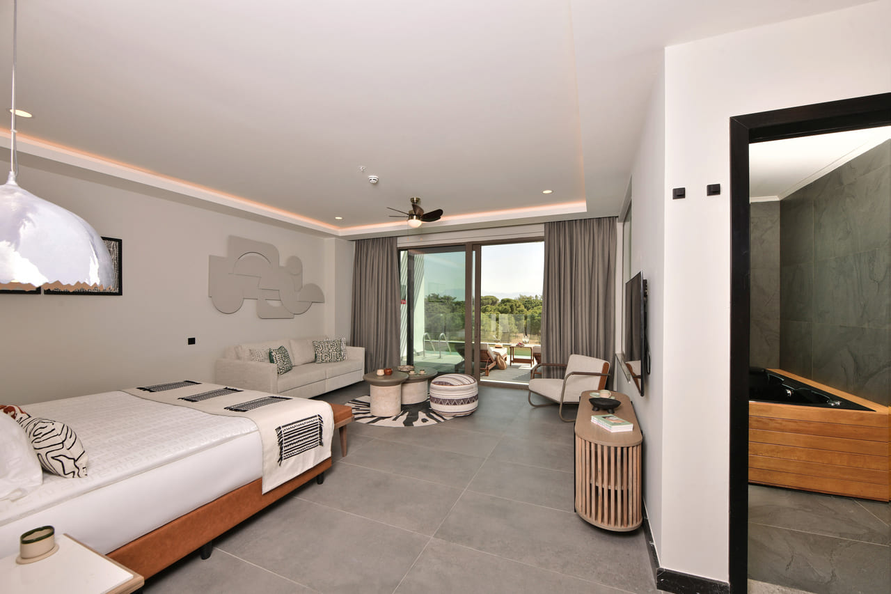 Superior-Jacuzzi-Swim-Up-Forest-View-(1)