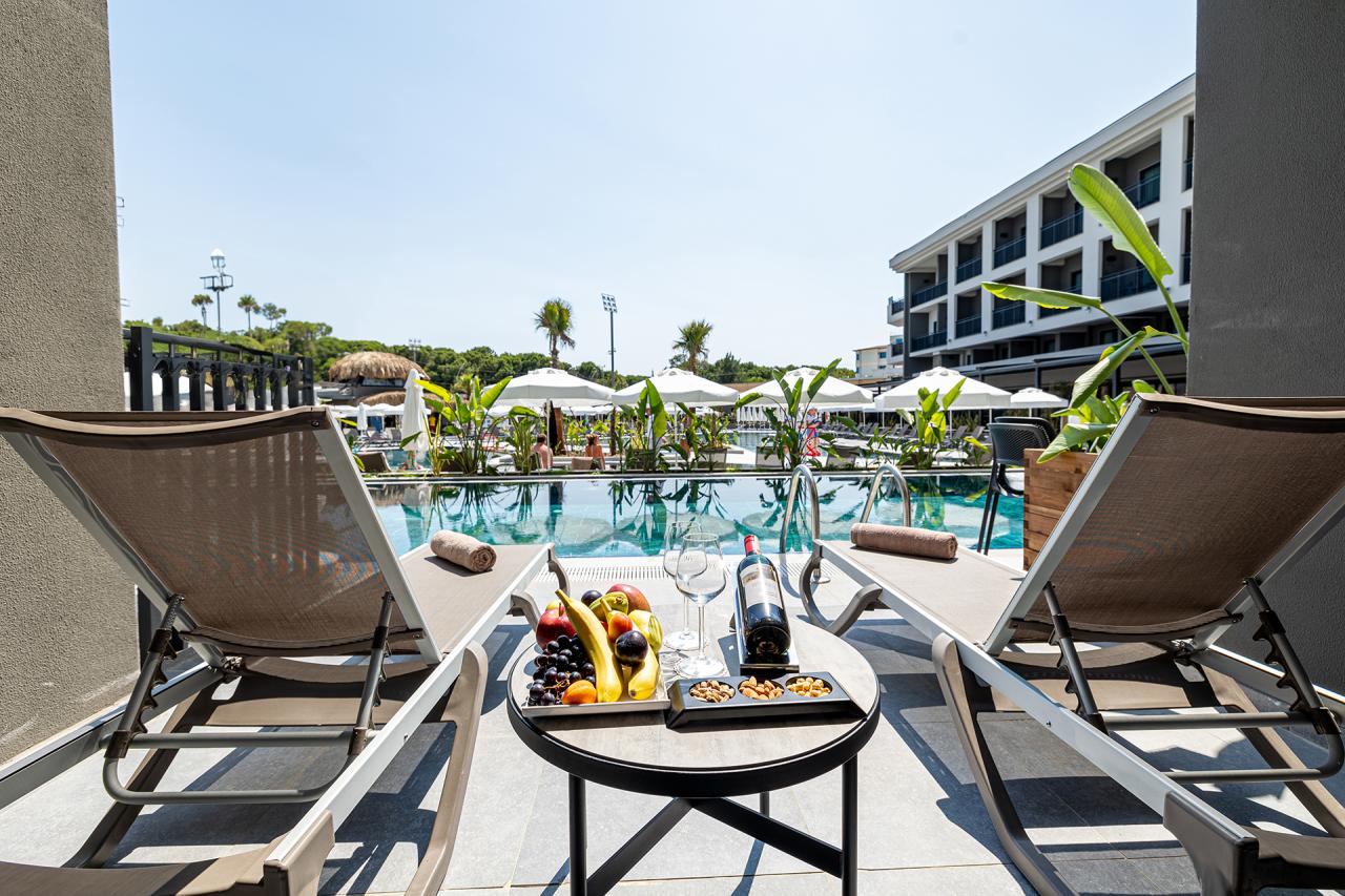 Swim Up Adult Zone 2