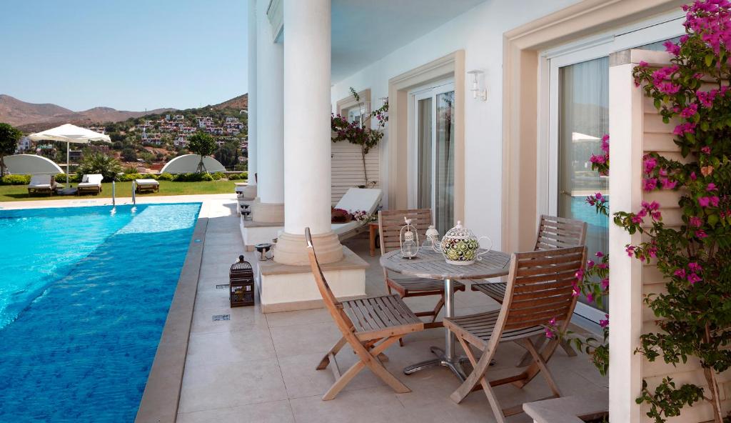 Swim Up Villa 4
