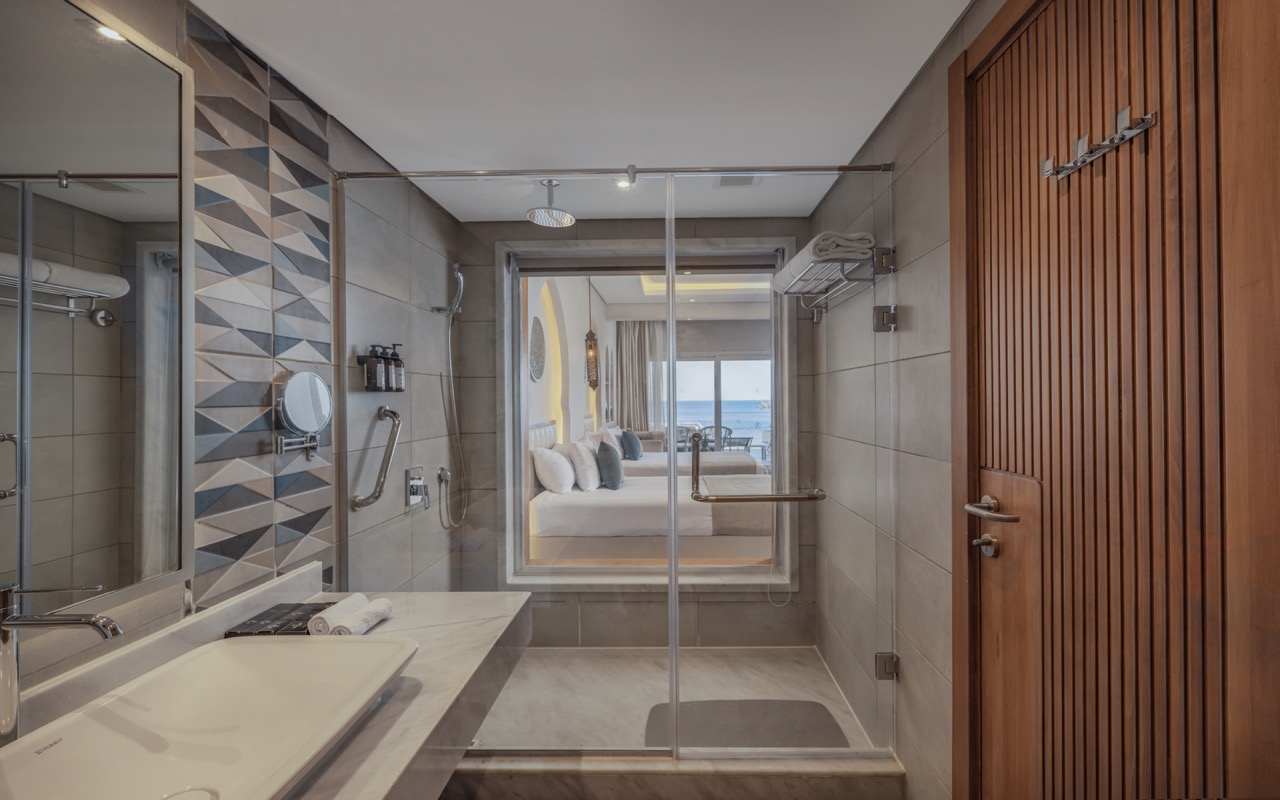 8.2 Posh Jacuzzi Suite